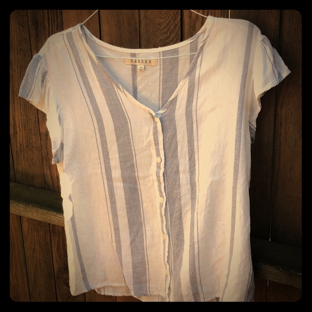 Sweet shirt with grey stripes.